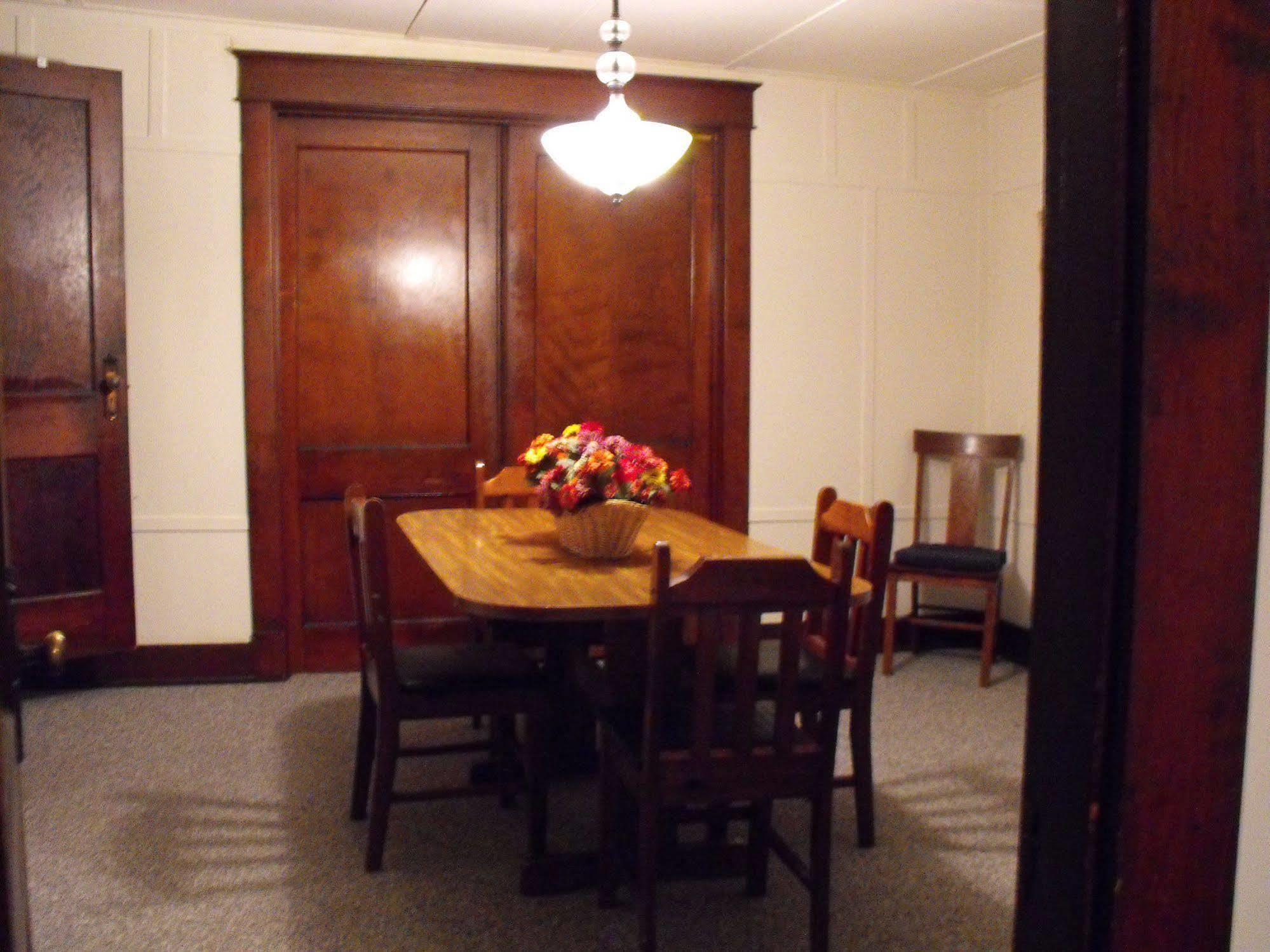 Empire House Hotel Rising Sun Екстериор снимка